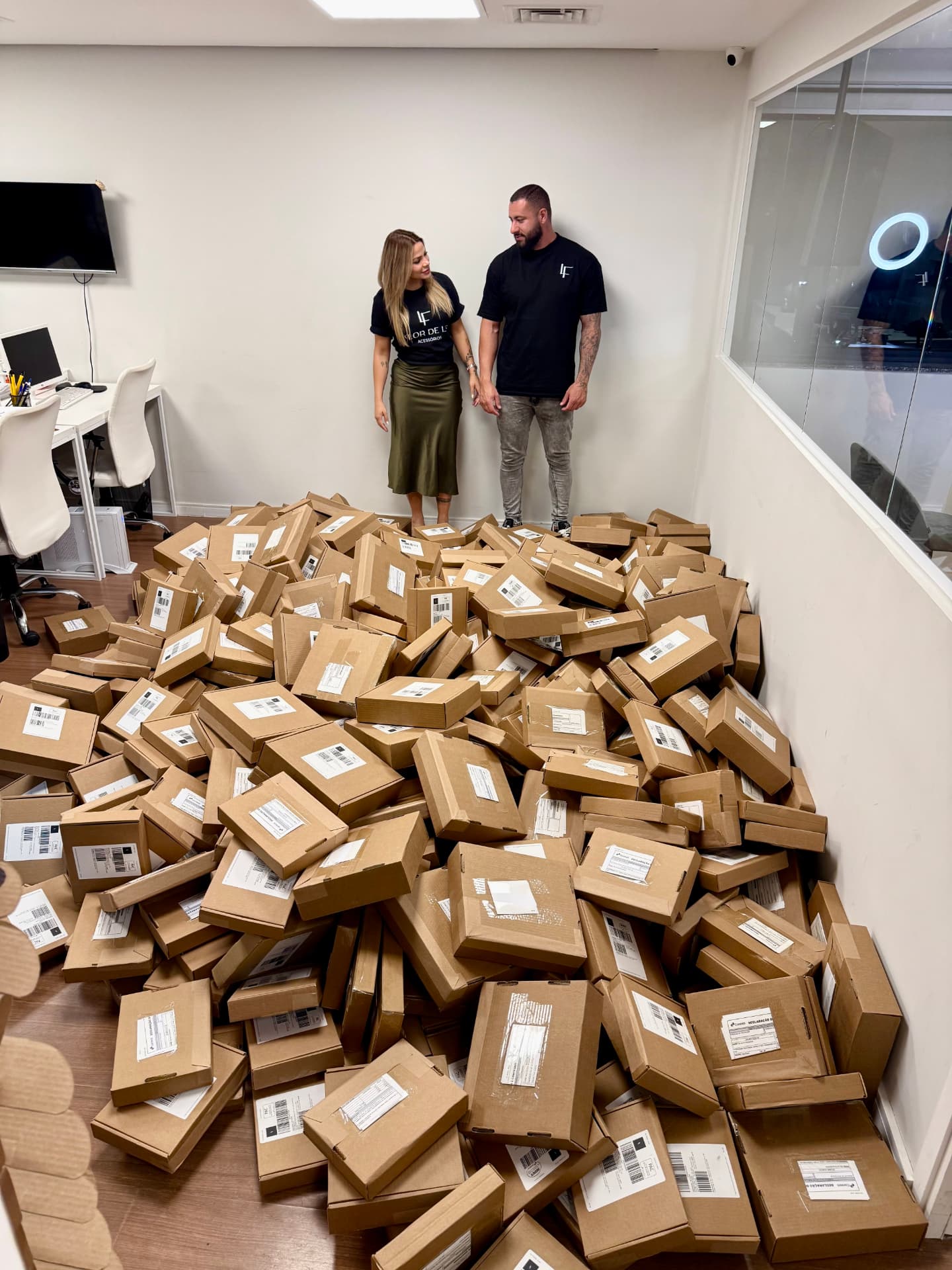 Eu e meu sócio diante de centenas de pedidos prontos para envio