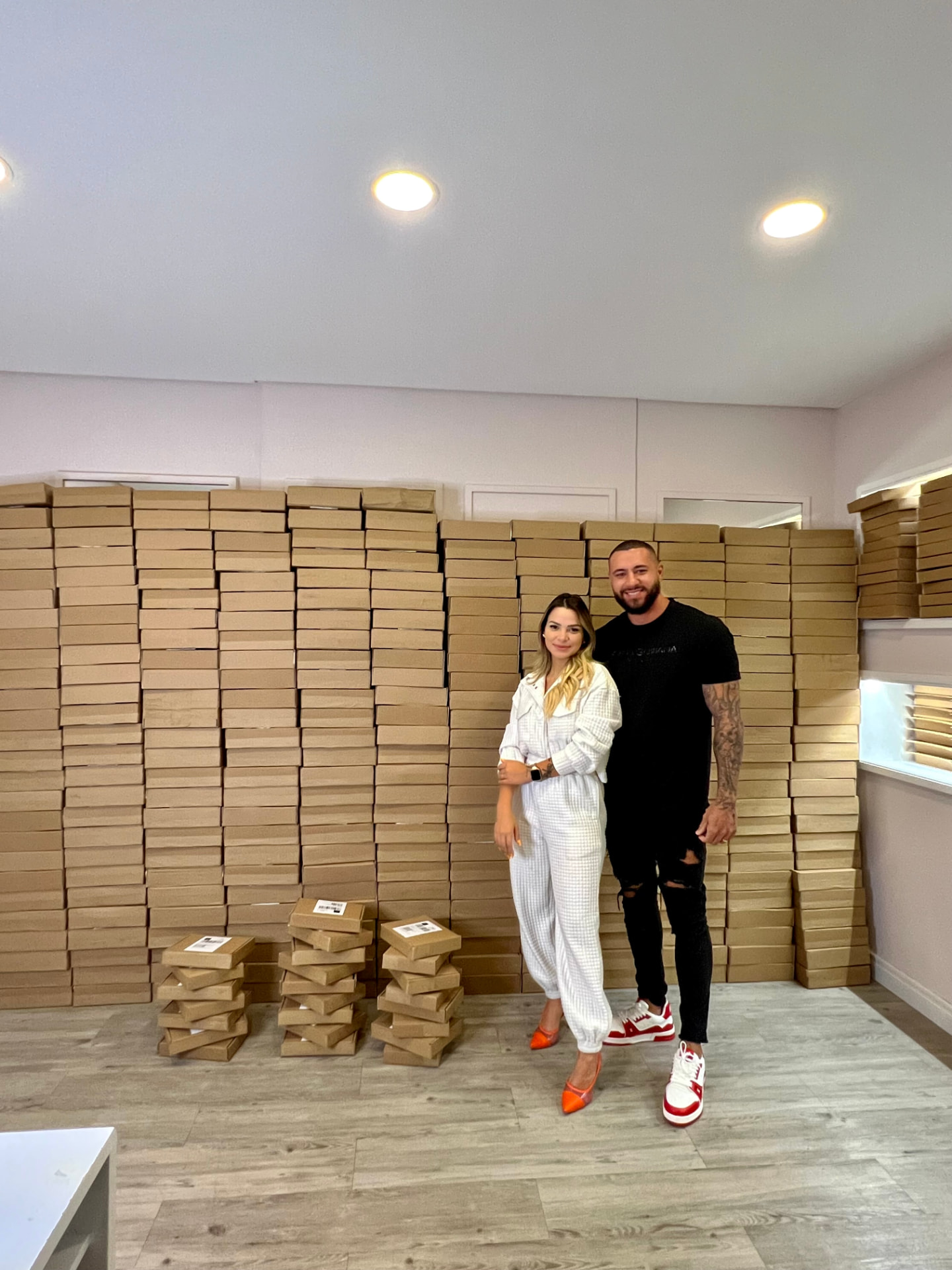 Eu diante de centenas de caixas de pedidos prontos para envio